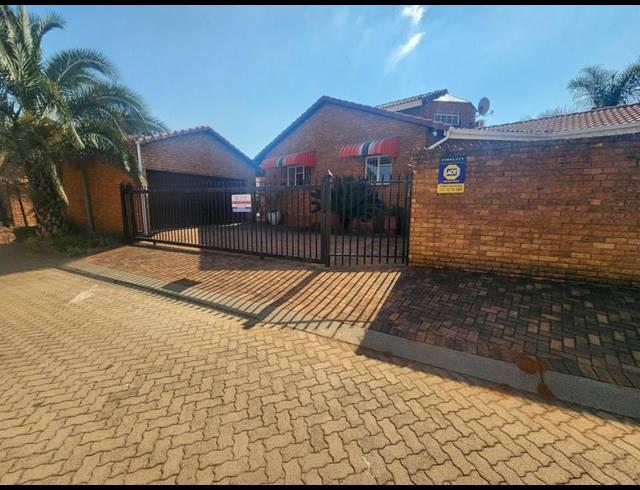 3 BEDROOM HOUSE FOR SALE IN DIE HOEWES